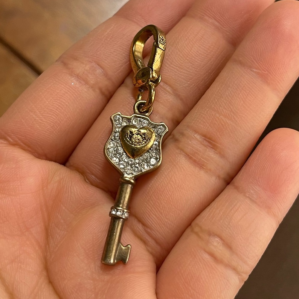 Juicy Couture Gold Bracelet w/ Detachable Key Juicy Charm - Picture 7 of 8